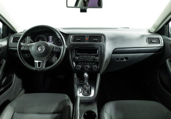 Подержанный автомобиль Volkswagen Jetta Sedan 2013 года (13 фото)