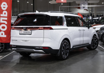 Подержанный автомобиль Kia Carnival 2020 года (7 фото)