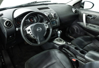 Подержанный автомобиль Nissan Qashqai+2 2010 года (11 фото)