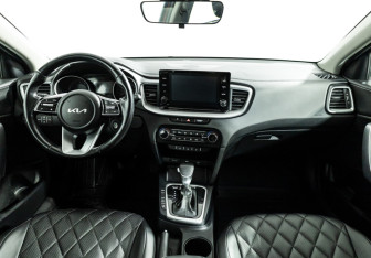 Подержанный автомобиль Kia Ceed Hatchback 2022 года (13 фото)