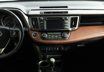 Подержанный автомобиль Toyota RAV4 2013 года (14 фото)