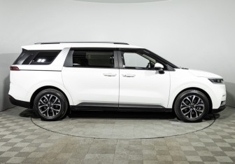Подержанный автомобиль Kia Carnival 2021 года (4 фото)