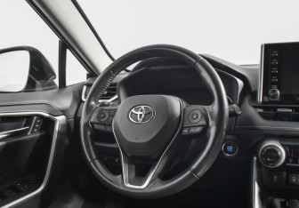 Подержанный автомобиль Toyota RAV4 2019 года (15 фото)