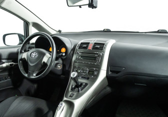 Подержанный автомобиль Toyota Auris Hatchback 2008 года (9 фото)