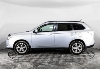 Подержанный автомобиль Mitsubishi Outlander 2013 года (8 фото)