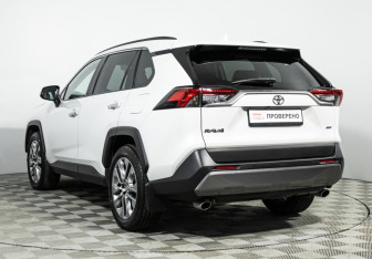 Подержанный автомобиль Toyota RAV4 2020 года (7 фото)