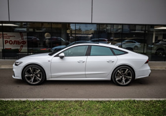 Подержанный автомобиль Audi A7 2022 года (7 фото)