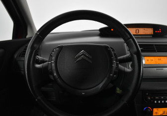 Подержанный автомобиль Citroen C4 Hatchback 2010 года (18 фото)