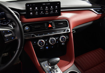 Подержанный автомобиль Genesis G70 2022 года (16 фото)