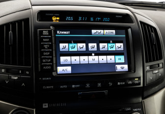 Подержанный автомобиль Toyota Land Cruiser Suv 2011 года (16 фото)