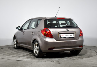 Подержанный автомобиль Kia Ceed Hatchback 2008 года (7 фото)
