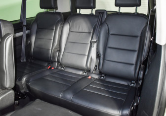 Подержанный автомобиль Peugeot Traveller 2018 года (12 фото)