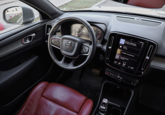 Подержанный автомобиль Volvo XC40 2019 года (9 фото)