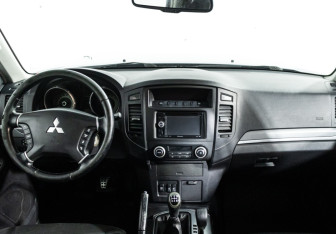 Подержанный автомобиль Mitsubishi Pajero 2008 года (13 фото)