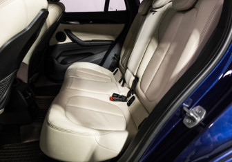 Подержанный автомобиль BMW X1 2015 года (10 фото)