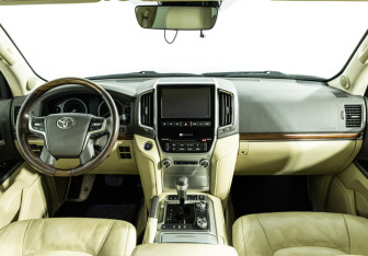 Подержанный автомобиль Toyota Land Cruiser Suv 2015 года (13 фото)