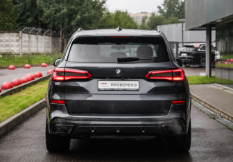 Подержанный автомобиль BMW X5 2019 года (7 фото)
