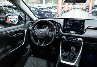 Подержанный автомобиль Toyota RAV4 2020 года (11 фото)