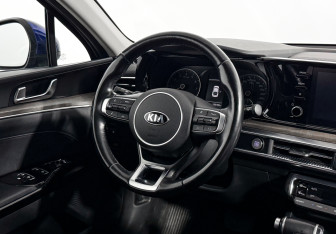 Подержанный автомобиль Kia K5 2020 года (15 фото)