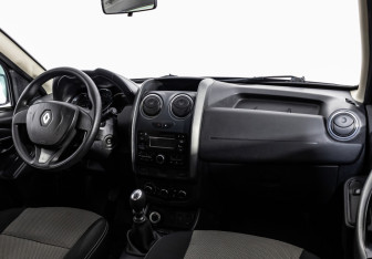 Подержанный автомобиль Renault Duster 2015 года (9 фото)