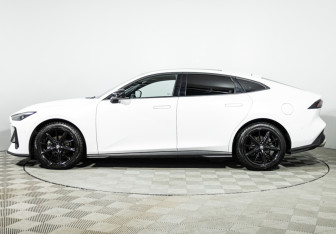 Подержанный автомобиль Changan UNI-V 2023 года (8 фото)