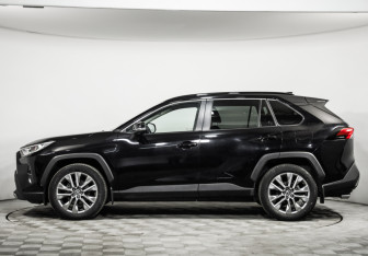 Подержанный автомобиль Toyota RAV4 2021 года (8 фото)
