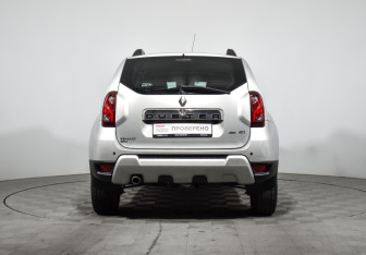 Подержанный автомобиль Renault Duster 2016 года (6 фото)