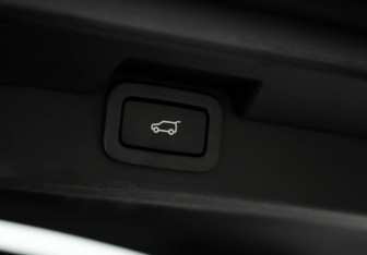 Подержанный автомобиль Land Rover Discovery 2018 года (36 фото)