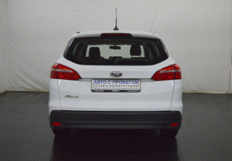 Подержанный автомобиль Ford Focus Wagon 2017 года (6 фото)