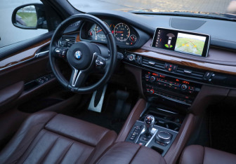 Подержанный автомобиль BMW X5 M 2015 года (8 фото)