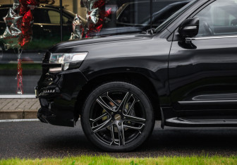 Подержанный автомобиль Toyota Land Cruiser Suv 2020 года (10 фото)
