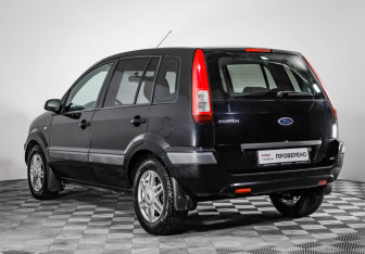 Подержанный автомобиль Ford Fusion 2007 года (7 фото)