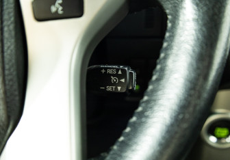 Подержанный автомобиль Toyota Land Cruiser Prado 2013 года (23 фото)