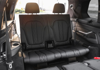 Подержанный автомобиль BMW X7 2021 года (36 фото)