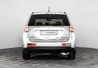 Подержанный автомобиль Mitsubishi Outlander 2013 года (6 фото)