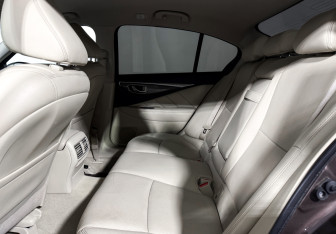 Подержанный автомобиль Infiniti Q50 2015 года (12 фото)