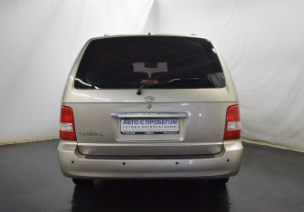 Подержанный автомобиль Kia Carnival 2004 года (5 фото)