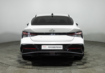 Подержанный автомобиль Hyundai Elantra Sedan 2023 года (6 фото)