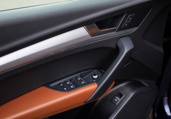 Подержанный автомобиль Audi Q5 2021 года (25 фото)