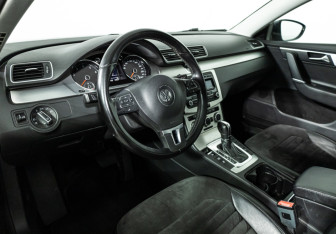 Подержанный автомобиль Volkswagen Passat Sedan 2012 года (11 фото)