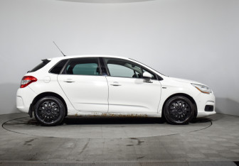 Подержанный автомобиль Citroen C4 Hatchback 2011 года (4 фото)