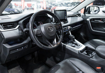 Подержанный автомобиль Toyota RAV4 2022 года (16 фото)