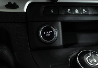 Подержанный автомобиль Peugeot Traveller 2018 года (20 фото)