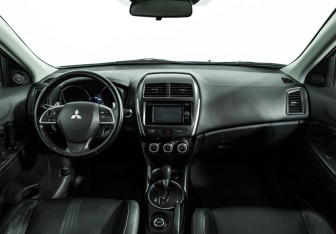 Подержанный автомобиль Mitsubishi ASX 2013 года (13 фото)