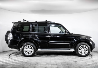 Подержанный автомобиль Mitsubishi Pajero 2013 года (4 фото)