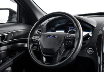 Подержанный автомобиль Ford Explorer 2019 года (17 фото)