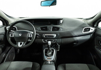 Подержанный автомобиль Renault Scenic 2012 года (13 фото)