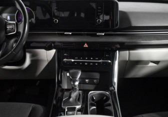 Подержанный автомобиль Kia Carnival 2021 года (17 фото)