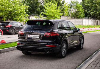 Подержанный автомобиль Porsche Cayenne 2014 года (6 фото)