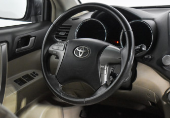 Подержанный автомобиль Toyota Highlander 2008 года (15 фото)